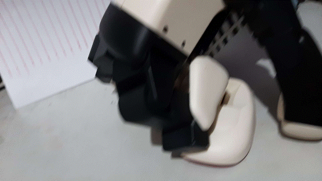 Robi2023.02.07_2_改造測試：[外掛電池包]影響垂直中心重心調整後=腳後跟的1mm壓扁泡棉摩擦力變大？_會造成Robi站起來時雙腳無法後退移至最後方？？所以重心無法往前移_就往後傾倒？？？.gif